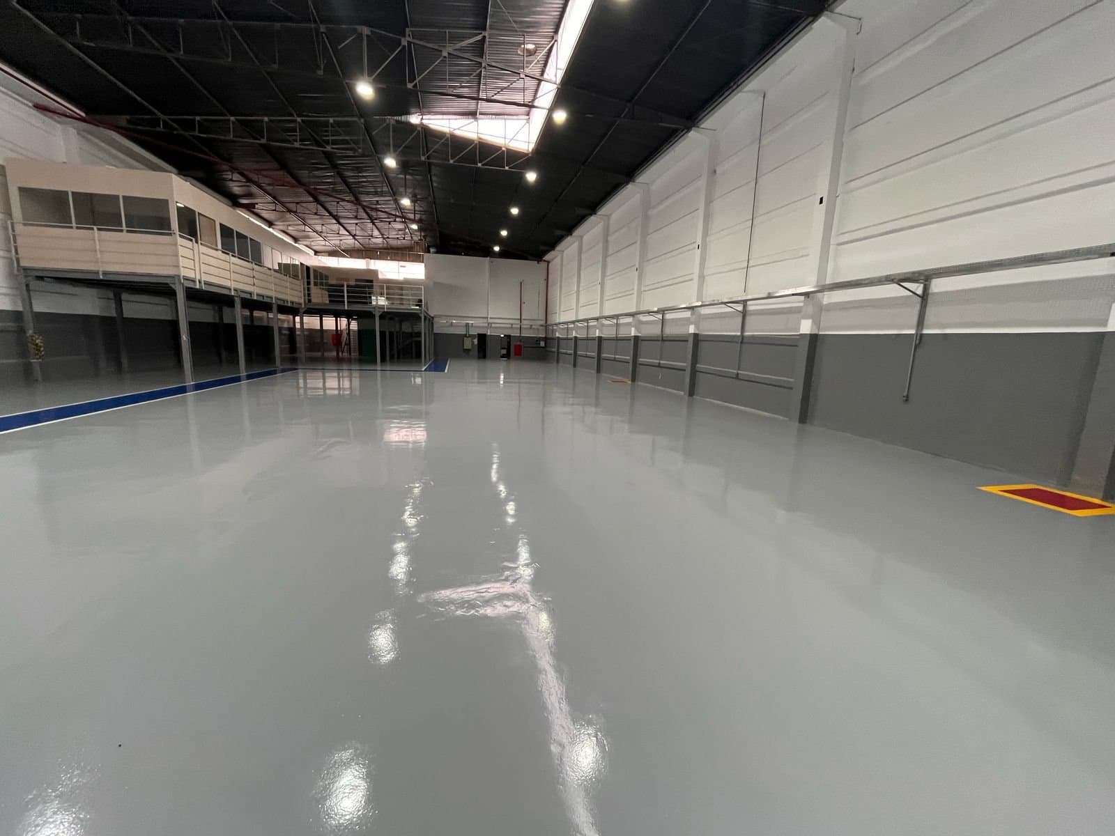 Piso industrial em galpão