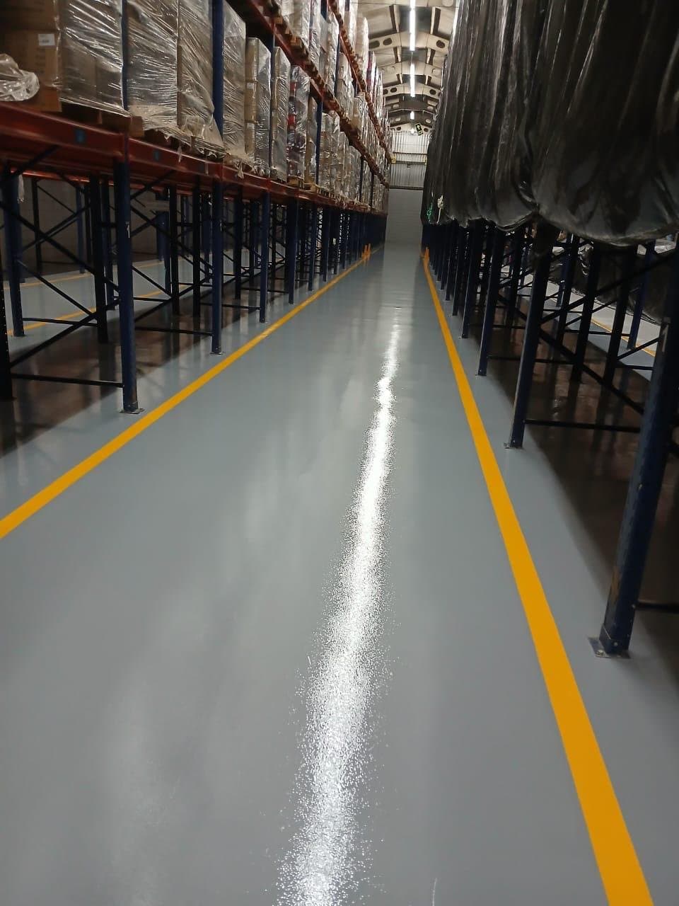 Obra de piso epóxi industrial executada pela Oficial Piso Epóxi